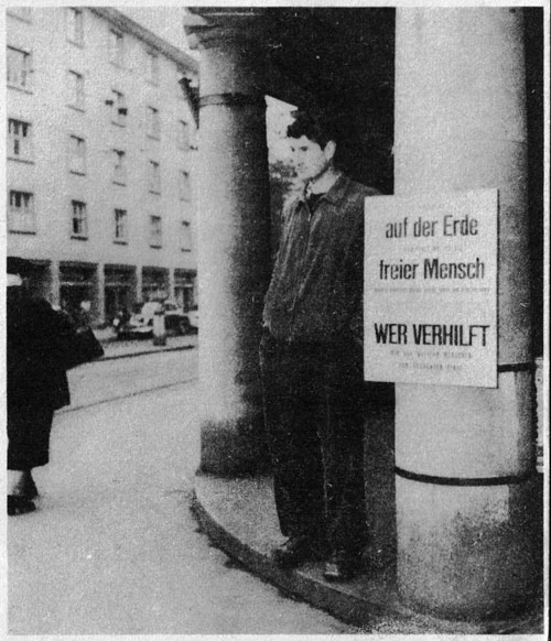Ralf Winkler mit Plakat am Kreuzplatz Zürich 1958